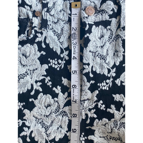 7 for all Mankind Black & White Floral Stretch Jean Leggings - Picture 11 of 13